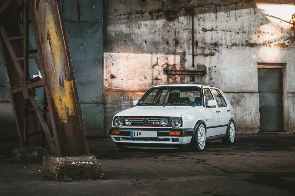 Weißer VW Golf 2 GTI in einer alten Industriehalle
